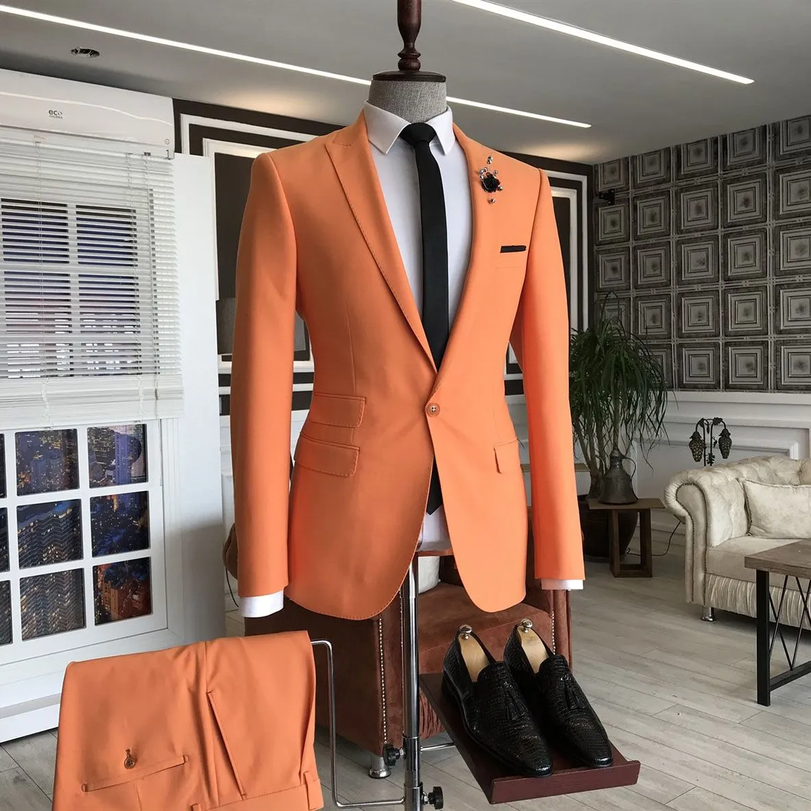 Peaked Lapel 3 Flaps Slim Fit Men's Prom Suits