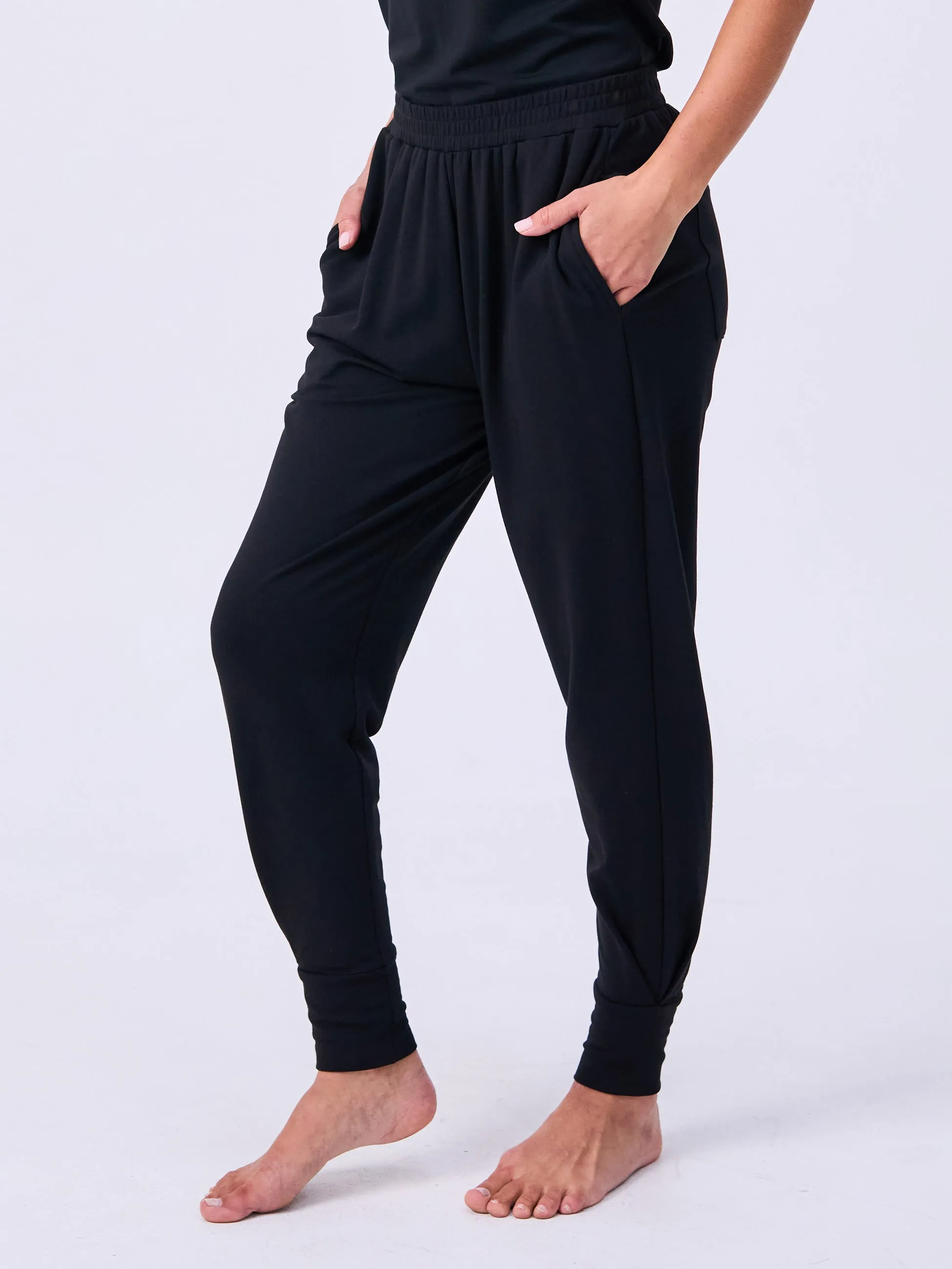 Side Pleat Jogger Jogger - Black